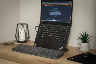 Boyun Dostu Laptop Standı — Dayanıklı Plastik