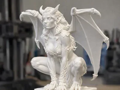 Gargoyle Leydi Figürü — Sert Plastik