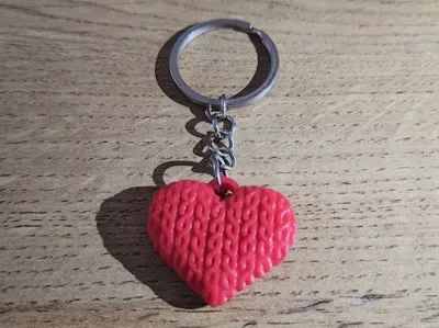 Örgü Dokulu Kalp Anahtarlık — Sert Plastik