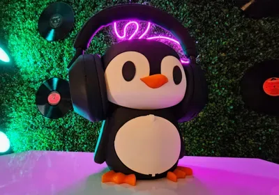 Penguen Kulaklık Standı — Sert Plastik